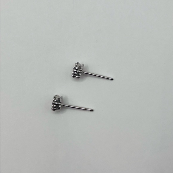 0.25 CT 10k White Gold Lab Diamond Flower Stud Earrings - Picture 6 of 7